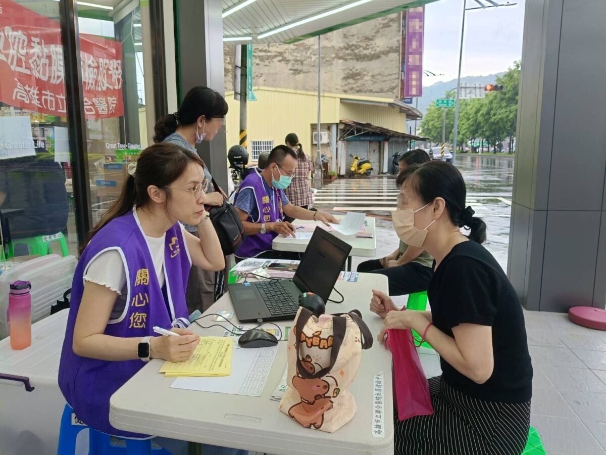 ▲高雄市政府衛生局發起「五月母親節守護月」系列活動,鼓勵女性市民完成健康篩檢。圖為篩檢站工作人員與民眾解釋篩檢流程。