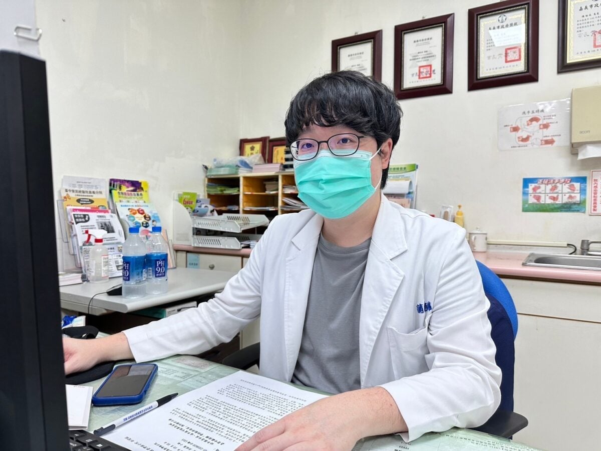 ▲嘉榮家醫科蒲柏睿醫師指出，民眾常將過敏誤認為感冒，鼻涕水清、連續噴嚏與眼鼻搔癢為主，症狀常持續數週，春夏交界是過敏高峰期，應即早就醫。（圖：劉芳妃攝）