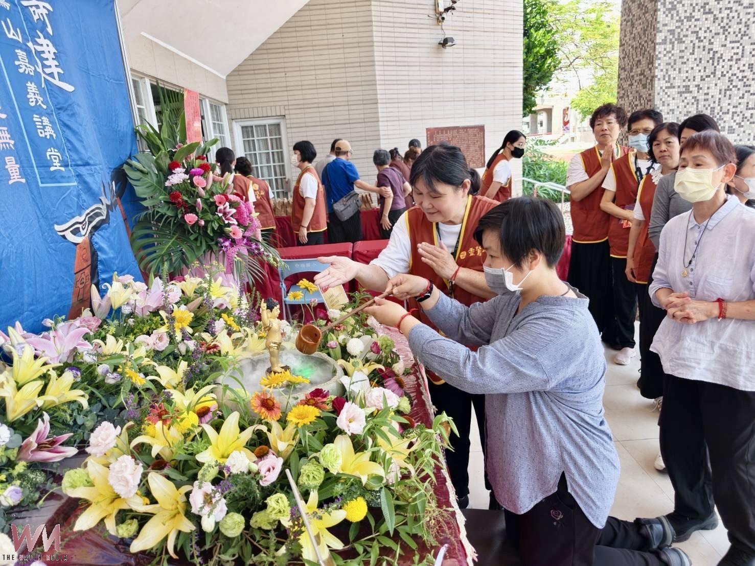 靈鷲山迎佛誕結合母親節 誦經浴佛點燈報母恩 - https://www.watchmedia01.com