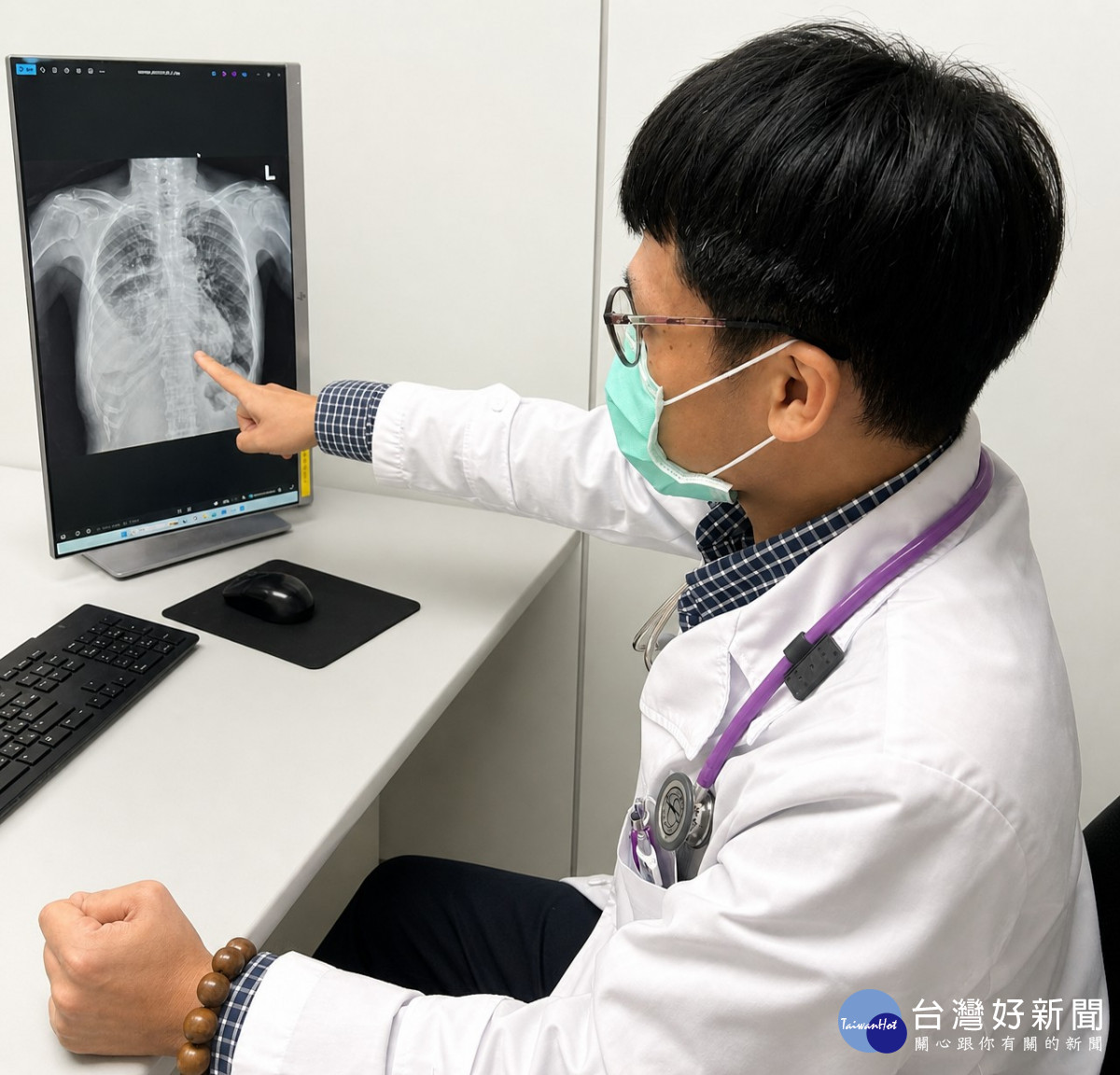 新竹臺大分院內科部張家豪醫師透過胸部X光說明，病人雙側下肺葉出現浸潤。