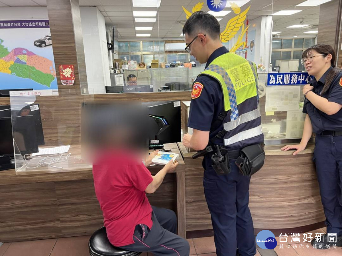 老婦迷途徒步兩小時，蘆竹警靠「冠夫姓」一問助團圓。