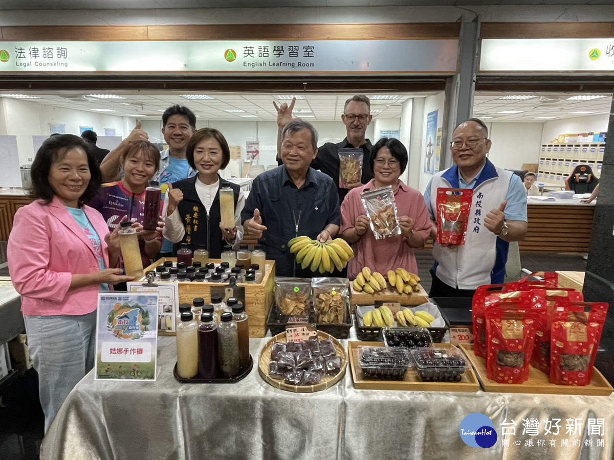 王副縣長到各攤位巡禮。(記者扶小萍攝)
