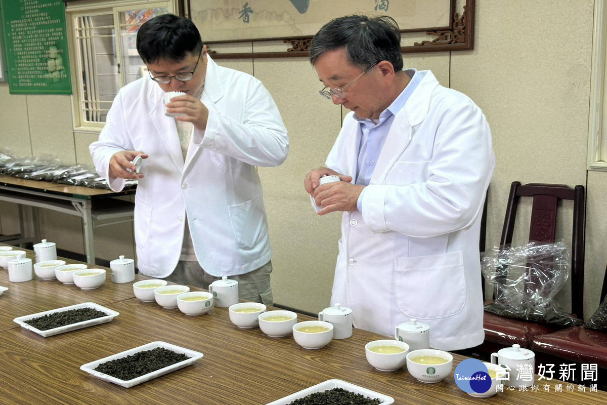 115年桃園蘆峰烏龍茶春季優良包種茶評鑑競賽,專業評審依外觀、水色、香氣及滋味等項目進行綜合評比。