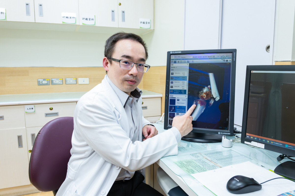 沈泰杉醫師表示,先剖腹產保胎,再骨折固定治療,協助產婦重拾行動能力,讓媽媽陪伴新生寶寶共度母親節。圖/彰基提供