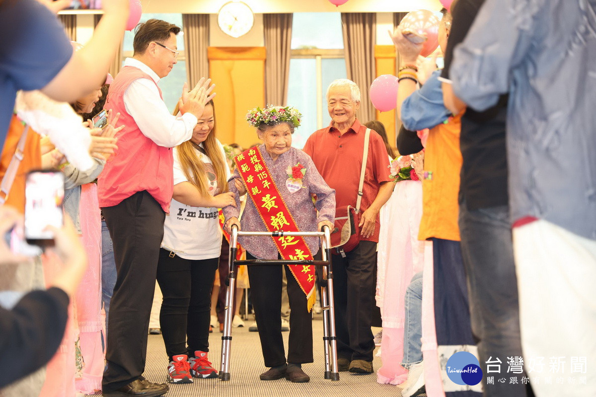 101歲人瑞黃賴廷妹進入會場獲得掌聲。(縣府提供)