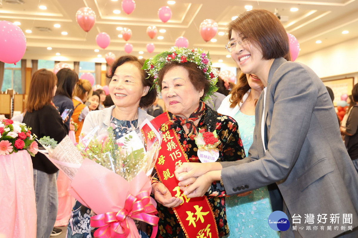 母親是家庭支柱及穩定的力量。(縣府提供)