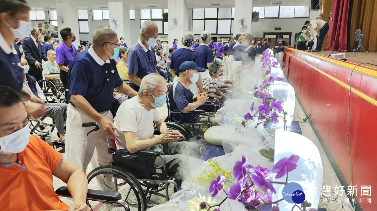 榮家攜手慈濟舉辦浴佛大典 溫馨祈福陪伴長者歡度三節合一