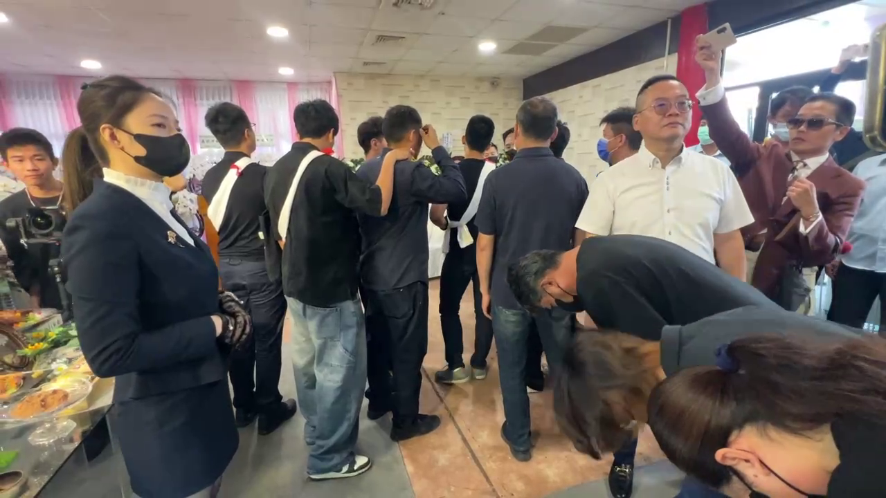 ▲▼女大生與爸媽向女警捻香及向家屬答禮(圖/記者王俊勝 翻攝)