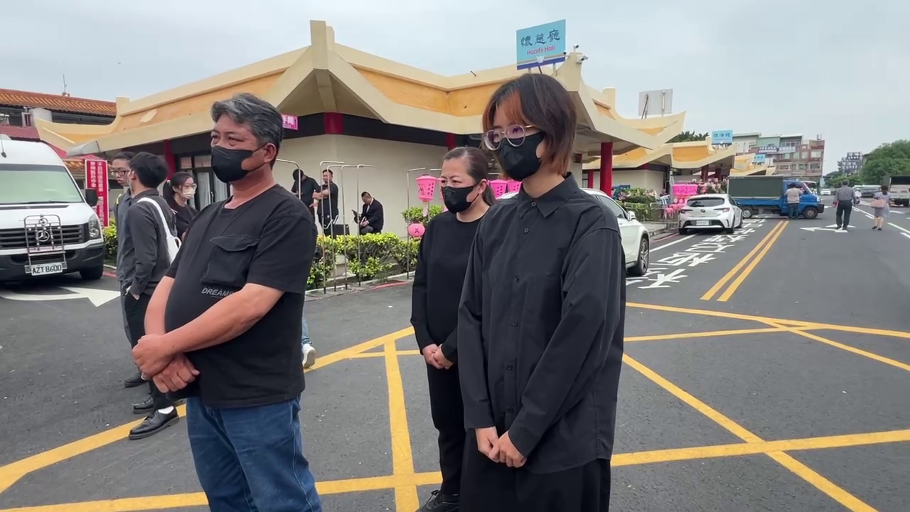 ▲女大生現身女警告別式!這次沒牽手「在門口遭堵」爸友人怒斥 家屬:沒跪別進來(圖/記者王俊勝 翻攝)