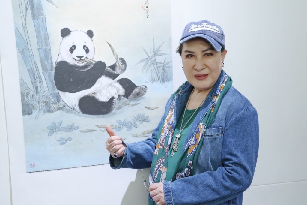 「我乾妹啦!」歌仔戲國寶楊麗花現身畫展 力挺乾妹黃湘詅「白雲傳承・水墨初心」畫有色香 41 S 206061613 1024x683 1