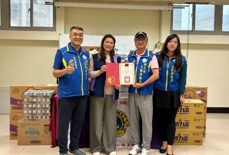 合力守護弱勢族群 新北善團捐贈尿布奶粉送暖 37 《圖說》新莊社福中心主任高涓娟(左二)致贈感謝狀給新北市急難救助會理事長洪守坿 (右二) 。〈社會局提供〉