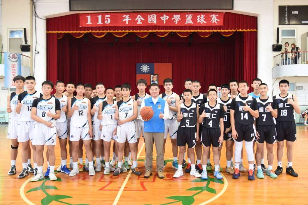 ▲縣長鍾東錦為國中組籃賽開球。