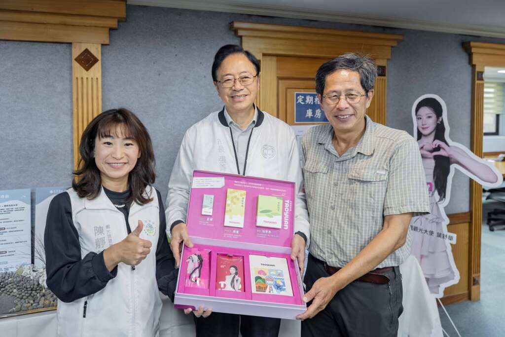 ▲桃園市長張善政、觀旅局長陳靜芳籍作家劉克襄合影。