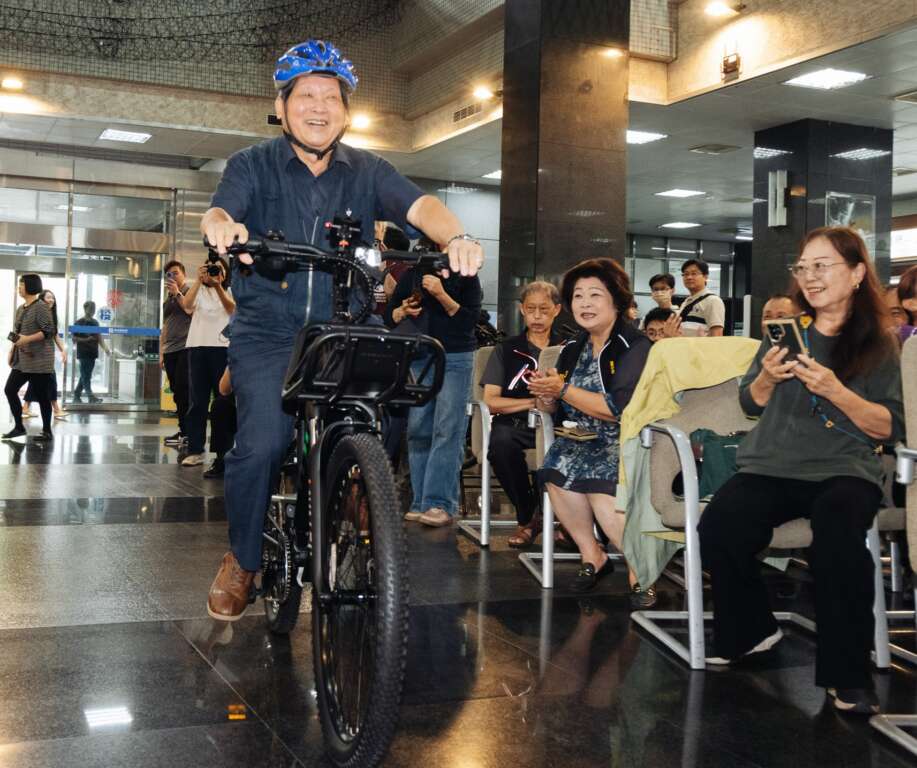 王瑞德副縣長騎電輔車進場