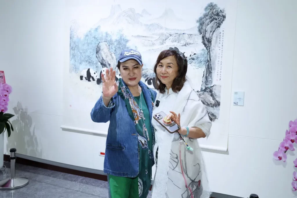 (由左至右) 楊麗花現身力挺乾妹黃湘詅畫展,大讚:有色有香很美。