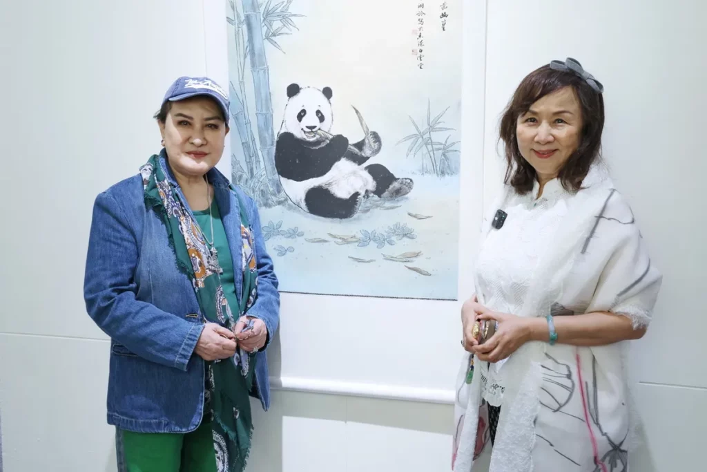 楊麗花現身力挺乾妹黃湘詅畫展。