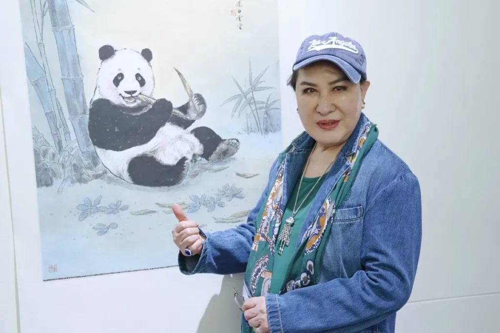 國寶楊麗花現身黃湘詅「白雲傳承・水墨初心」畫展。
