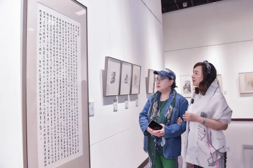 國寶楊麗花現身黃湘詅「白雲傳承・水墨初心」畫展。
