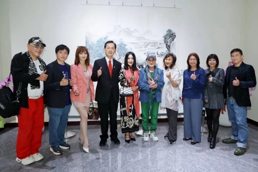 (大合照)楊麗花與觀展嘉賓合影留念。