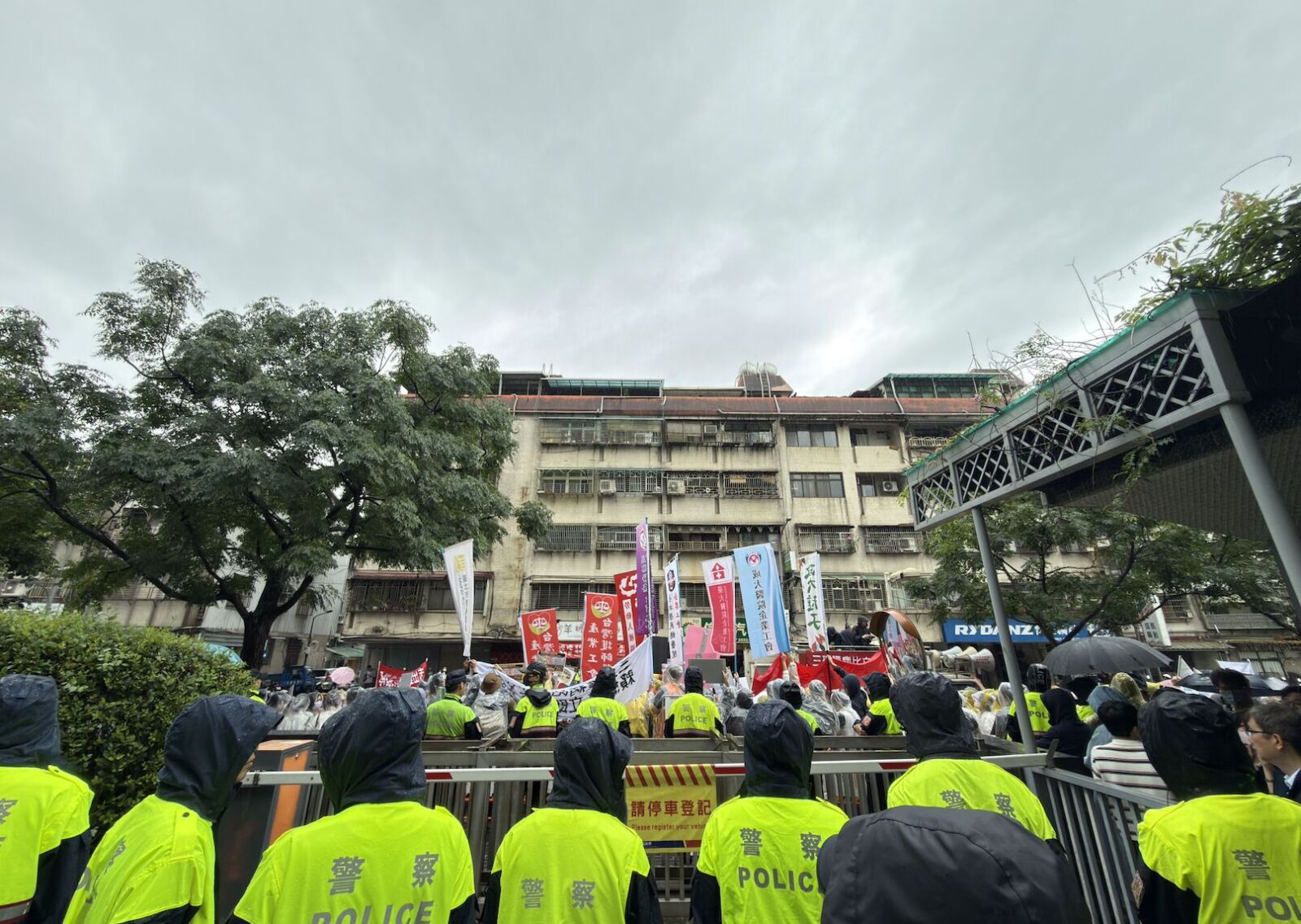 上千護理師雨天包圍衛福部!爭護病比入法 近百警力隔人潮 196 上千護理師雨天包圍衛福部!爭護病比入法 近百警力隔人潮 195