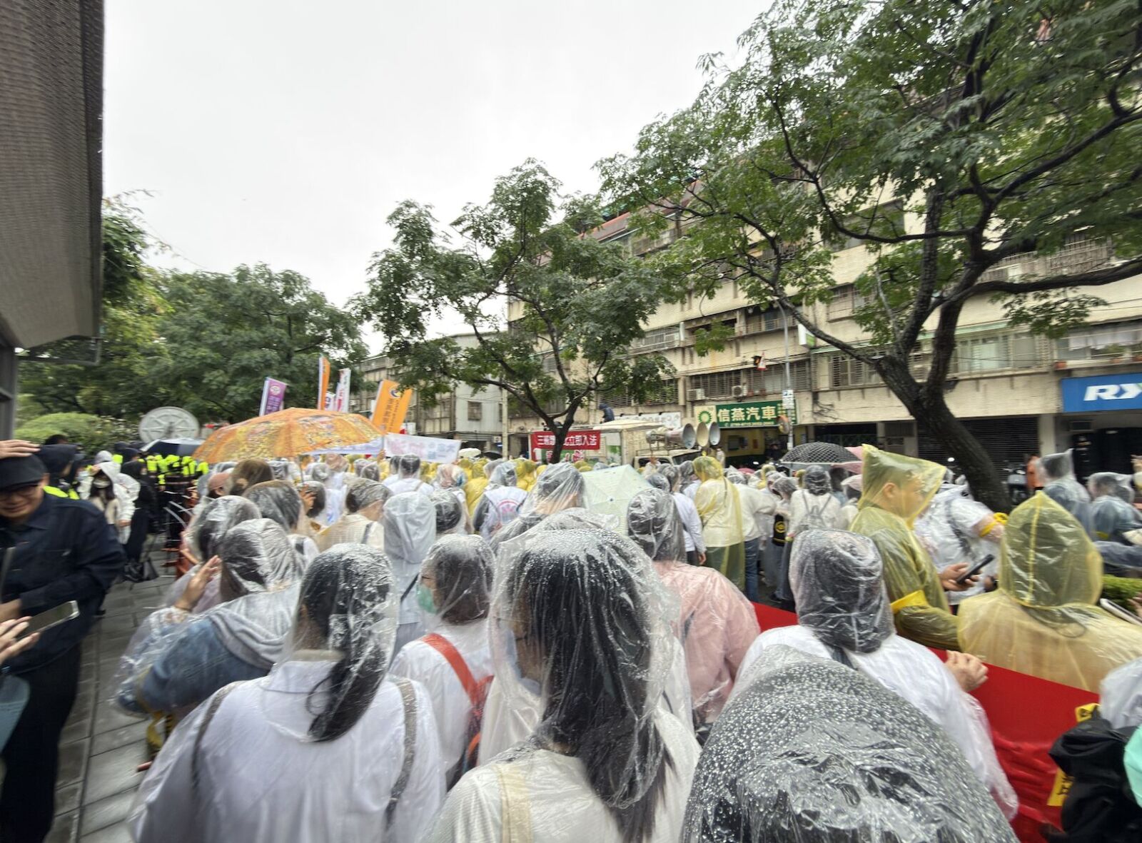 上千護理師雨天包圍衛福部!爭護病比入法 近百警力隔人潮 198 上千護理師雨天包圍衛福部!爭護病比入法 近百警力隔人潮 197