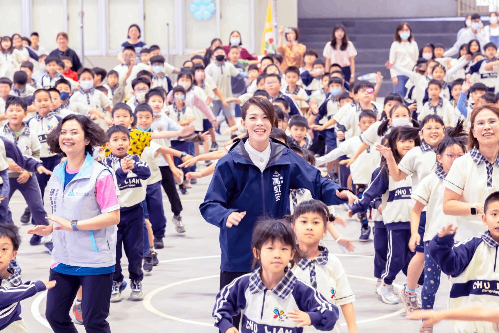 兌現一日小市長提案 高虹安與國小師生跳健康操並宣導營養午餐新制 191 照片來源:新竹市政府