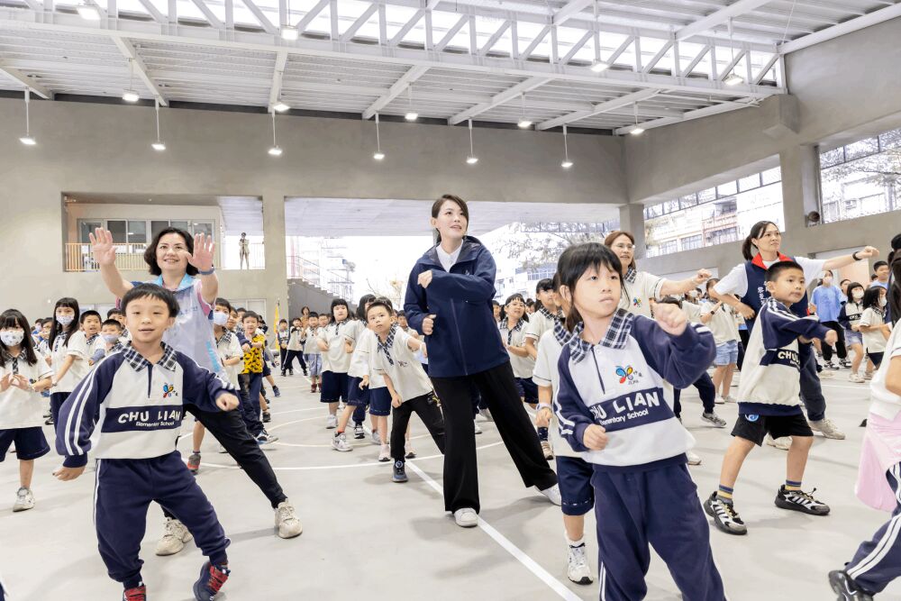 兌現一日小市長提案 高虹安與國小師生跳健康操並宣導營養午餐新制 192 照片來源:新竹市政府