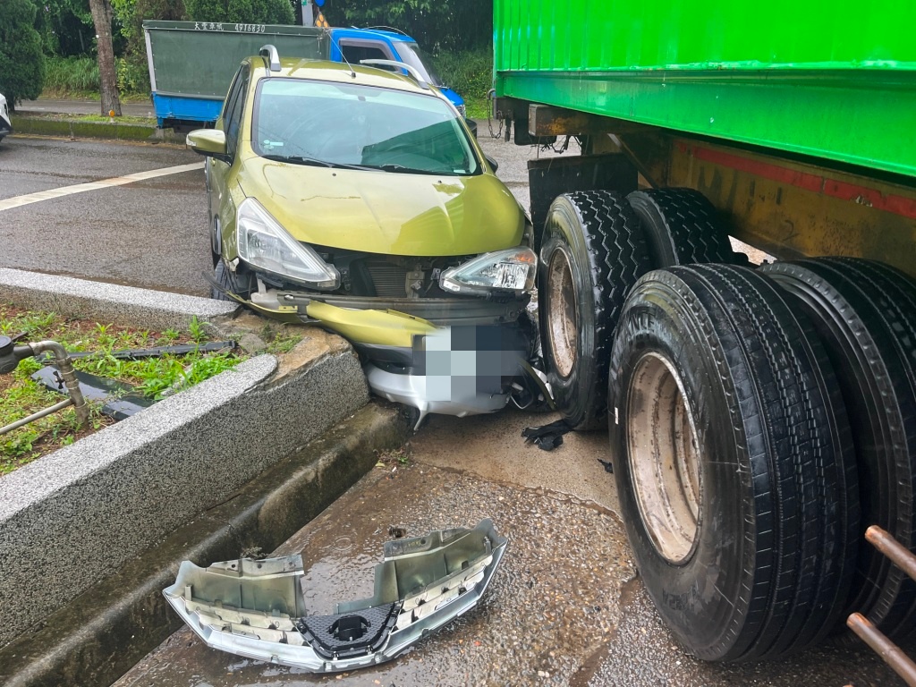 【有片】中壢自小客疑搶快鑽車縫 遭貨櫃車擦撞保險桿掉落 S 23363705 0