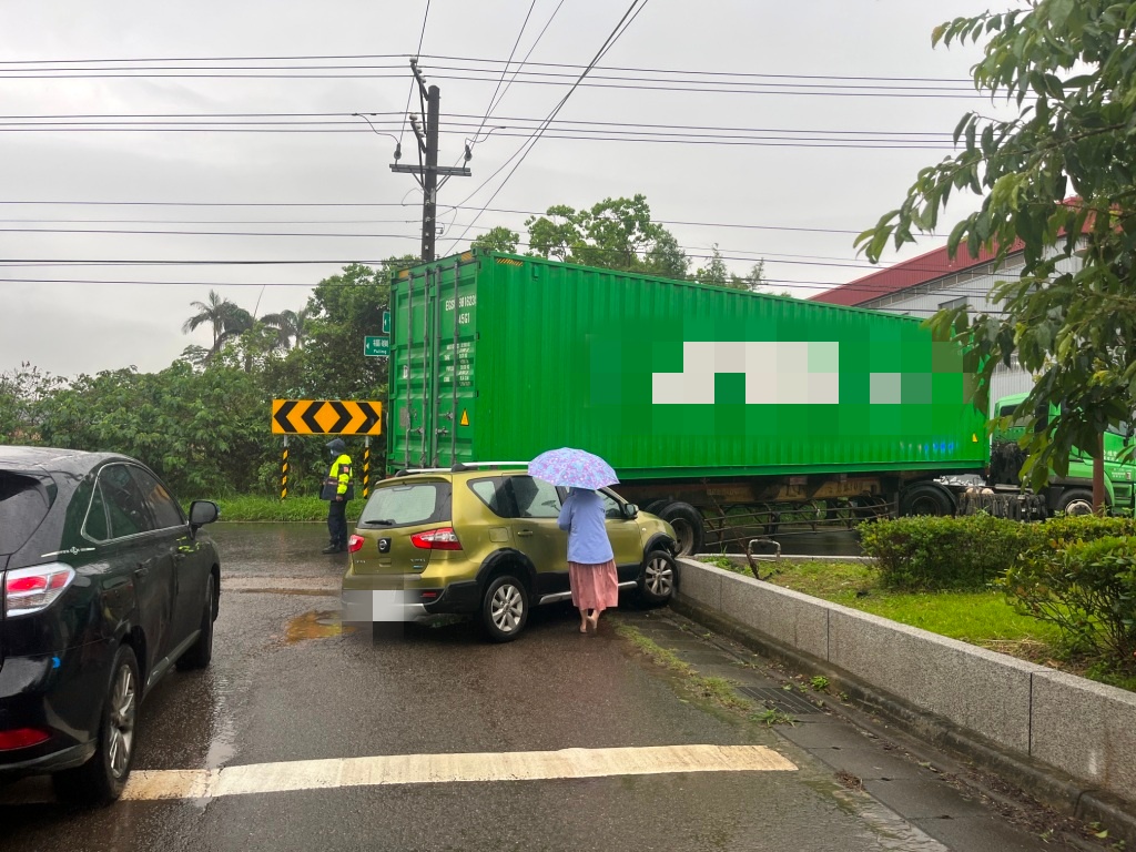 【有片】中壢自小客疑搶快鑽車縫 遭貨櫃車擦撞保險桿掉落 S 23363706 0