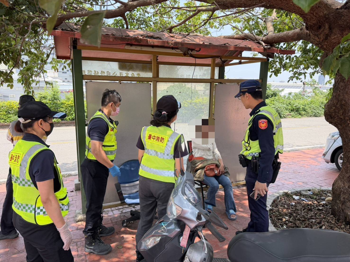 警方成功攔阻企圖輕生民眾。(圖／記者李健興 翻攝）
