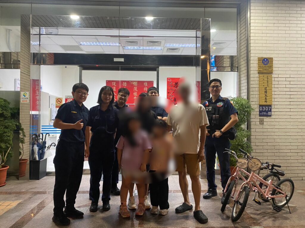 2名走失女童順利尋獲,家長感謝警方協助,合影表達謝意。(圖/記者薛秀蓮 翻攝)