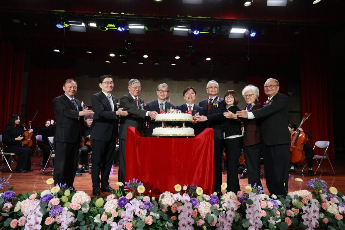 ▲國立宜蘭大學切蛋糕歡慶百歲生日。