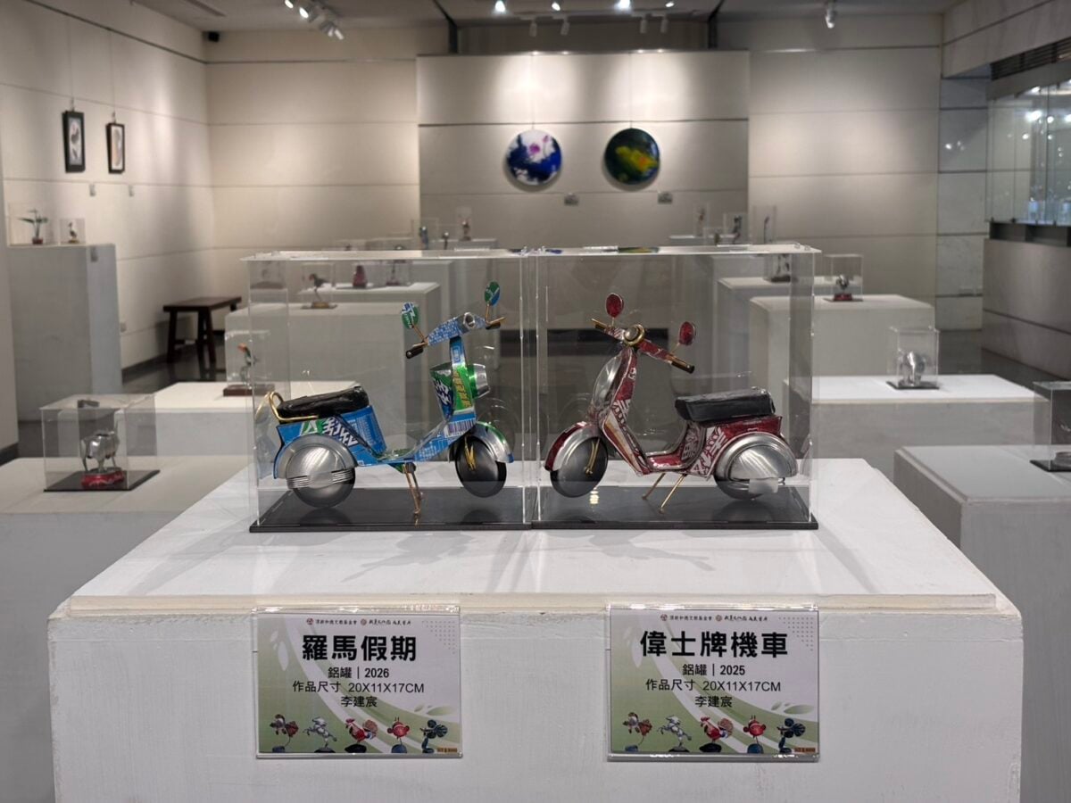 ▲展覽作品以鋁罐立體創作為主體,並輔以鋁線線條表現及水墨作品點綴,形成多層次的視覺呈現。