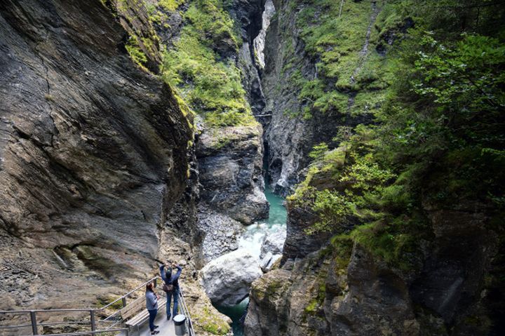 春夏「山系旅人」遊瑞士最大州 騾夫古道健行、高山湖衝浪、鐵道親子漫遊三大亮點