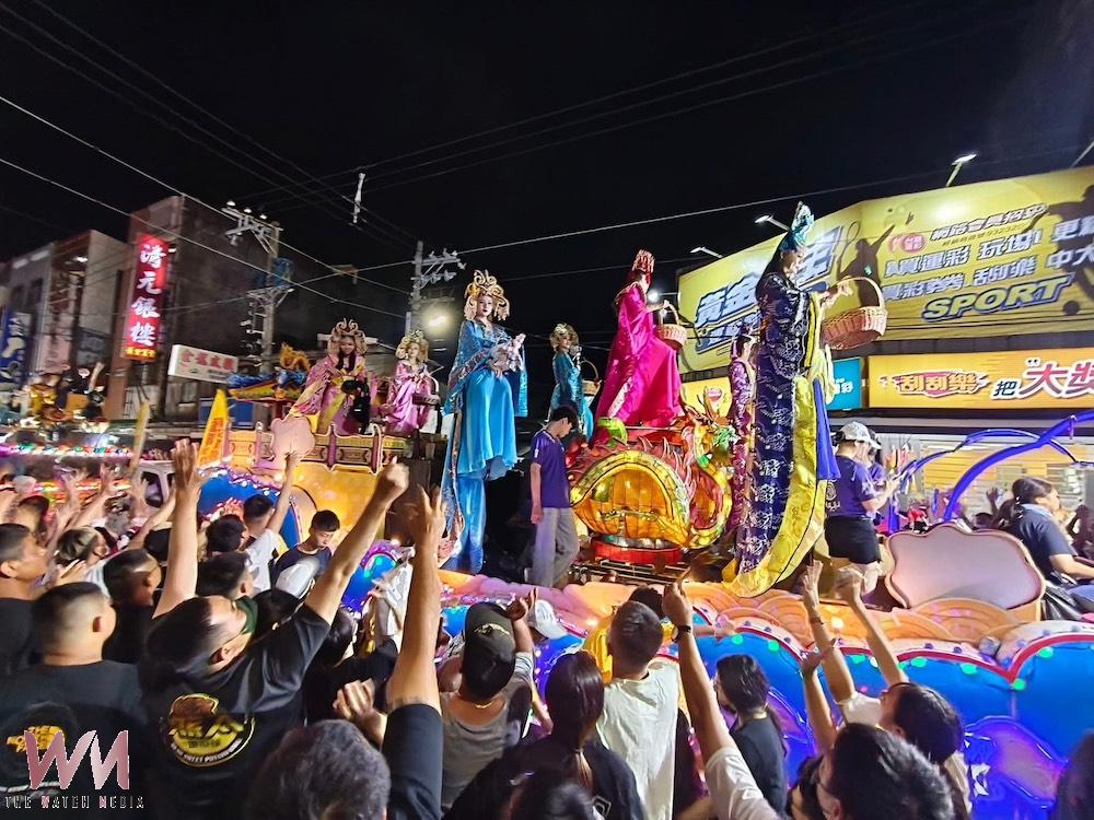 朴子天公壇歡慶朴子配天宮媽祖生，第八年籌組真人藝閣車隊將再掀遶境高潮，上千顆扭蛋裡，都有兌換的小獎，其中包括10台55吋電視、10台43吋電視與10台iPad。（圖/記者陳惲朋翻攝）