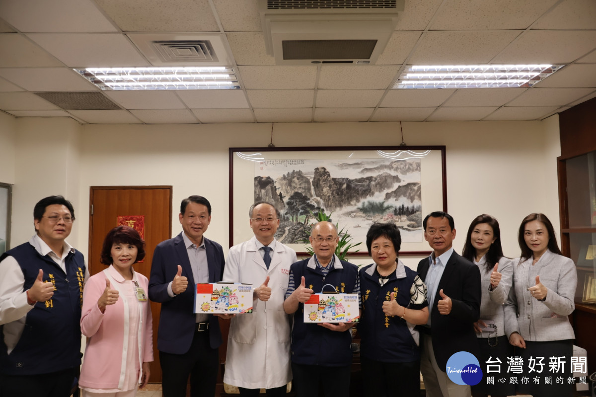 桃園市信用合作社攜手土地公文化教育基金會捐贈保鮮盒，支持北榮桃園分院護理人員。<br /><br /> 合影人: 蘇家明董事長(中)、彭家勛院長(左4)<br /><br /> 