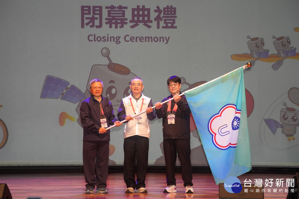 中央大學蕭述三校長(左)交棒下屆承辦學校臺北市立大學校長邱英浩（右）。<br /><br /> <br /><br /> 