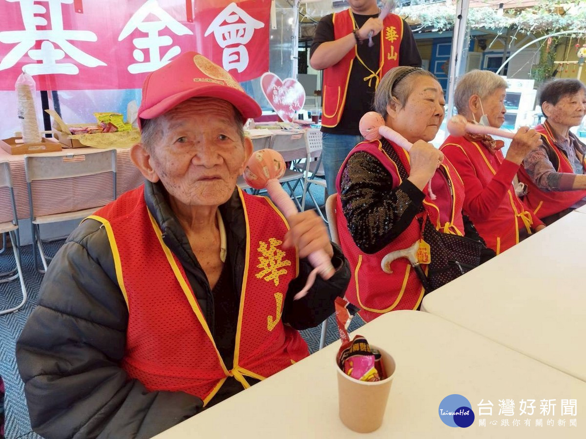 圖說:長輩在華山基金會國姓站人員的陪伴下一起互動。