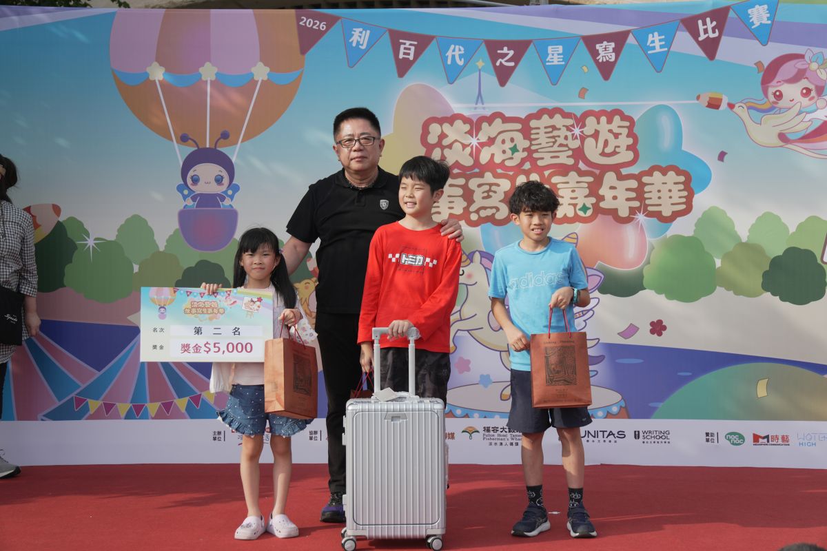 圖／利百代總經理張正昇頒發第二名Liberty行李箱獎項、文具組和獎金5000元。（利百代提供）