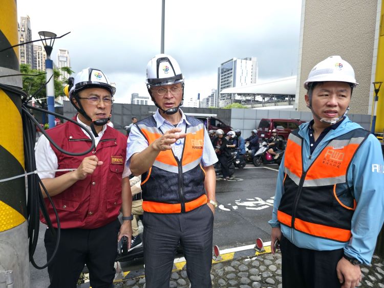 新莊天橋工程再誤挖水管 市府致歉全力搶修究責 31 《圖說》工務局副局長林炳勲(左二)、養工處長鄭立輝(左三)趕赴現場掌握修復情形。〈工務局提供〉