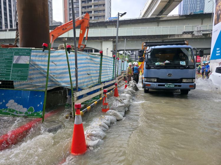 新莊天橋工程再誤挖水管 市府致歉全力搶修究責 32 《圖說》新北市政府第一時間啟動應變機制,工務局調派沙包及疏導水流後,水勢逐漸退去。〈工務局提供〉