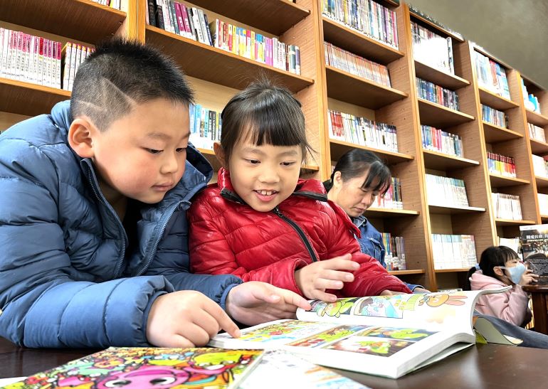 新北「2026 e起閱讀」助偏鄉翻轉學習 19校啟動AI智慧圖書館 48 《圖說》我們一起看書分享閱讀的樂趣。〈教育局提供〉