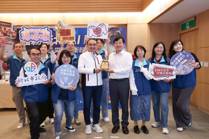 新北役政體系獲中央高度肯定 勇奪兵役節績優單位殊榮 38 《圖說》民政局長林耀長〈右四〉偕團隊於市政會議獻獎予侯友宜市長分享殊榮。〈民政局提供〉