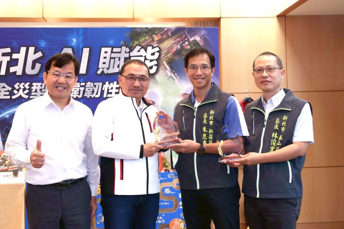 新北役政體系獲中央高度肯定 勇奪兵役節績優單位殊榮 39 《圖說》新莊區長朱思戎與泰山區長林俊宏獻獎予侯友宜市長。〈民政局提供〉