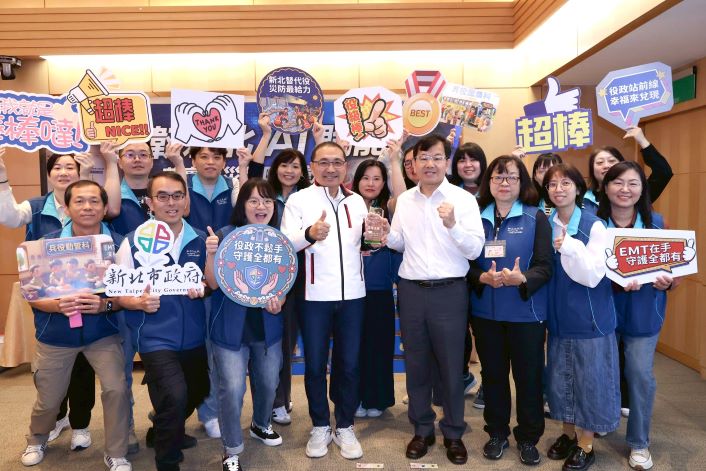 新北役政體系獲中央高度肯定 勇奪兵役節績優單位殊榮 40 《圖說》民政局長林耀長偕團隊於市政會議獻獎予侯友宜市長開心合影。〈民政局提供〉