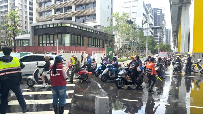 上班尖峰遇管線破裂 新莊警尖峰時段急疏導 48 《圖說》新莊分局於事故發生獲報後立即派員到場疏導交通,並協調相關單位進行搶修,以降低對民眾通行影響。〈新莊分局提供〉