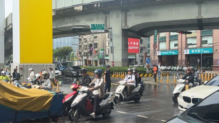 上班尖峰遇管線破裂 新莊警尖峰時段急疏導 49 《圖說》事發時間正值通勤高峰,新莊分局迅速調派頭前派出所員警趕赴現場進行交通疏導,避免壅塞情況擴大。〈新莊分局提供〉