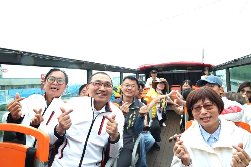 移動觀景台搶攻北海岸觀光 青春山海線雙層巴士5/12上路 35 《圖說》市長侯友宜邀請國內外遊客來體驗即將首發的青春山海線景觀雙層巴士,左一觀旅局長楊宗珉。〈觀旅局提供〉