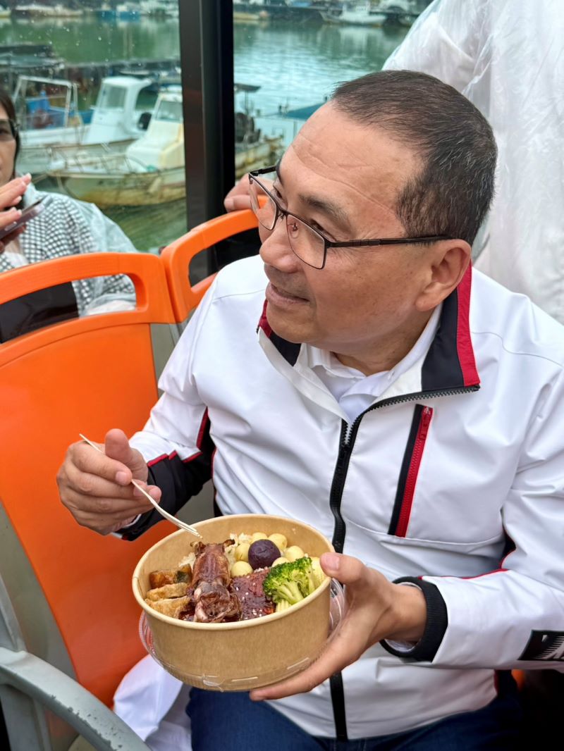 移動觀景台搶攻北海岸觀光 青春山海線雙層巴士5/12上路 36 《圖說》高CP值遊程,價值2188元限量988元,附贈北海岸在地食材鰻魚便當、金山肉包及下午茶。〈觀旅局提供〉