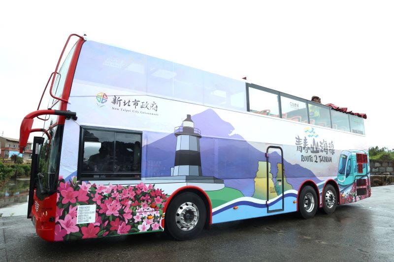 移動觀景台搶攻北海岸觀光 青春山海線雙層巴士5/12上路 37 《圖說》移動的觀景台!青春山海線景觀雙層巴士車身吸睛,彩繪融合野柳女王頭、富貴角燈塔與淡江大橋,滿載新北濱海意象。〈觀旅局提供〉